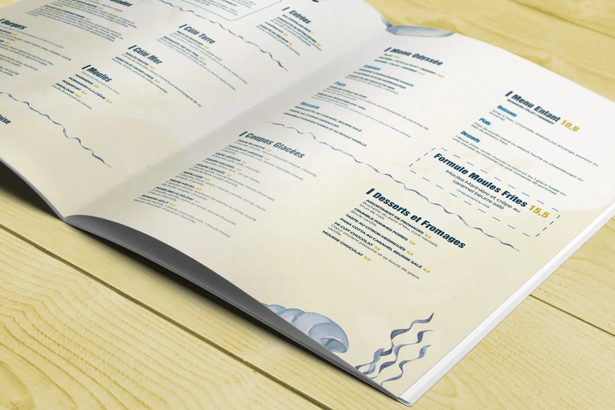 Menu de restaurant avec sections de plats, desserts et fromages, écrit en français, avec des illustrations graphiques de vagues et de coquillages, posé sur une table en bois clair.