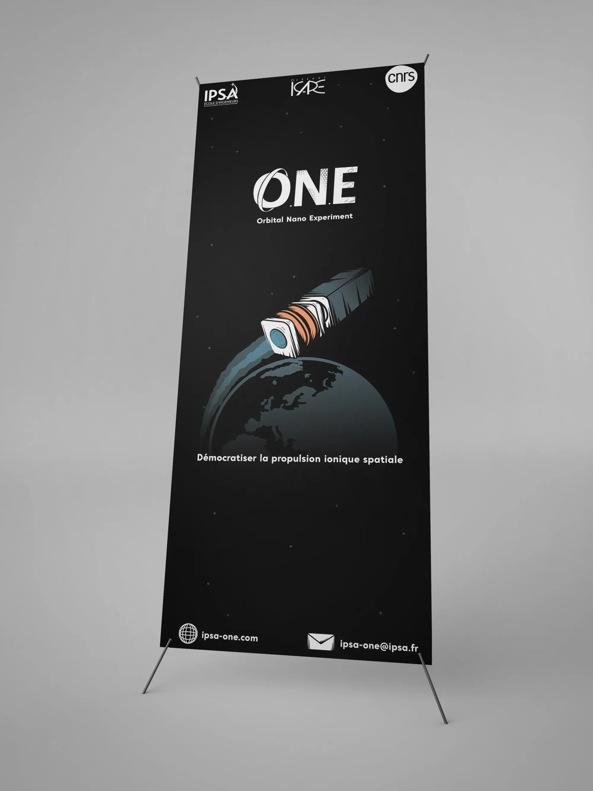 Bannière promotionnelle présentant l'OVNI O.N.E pour une expérience de nano satellite, avec une image d'un satellite orbitant autour de la Terre et le slogan "Démocratiser la propulsion ionique spatiale".