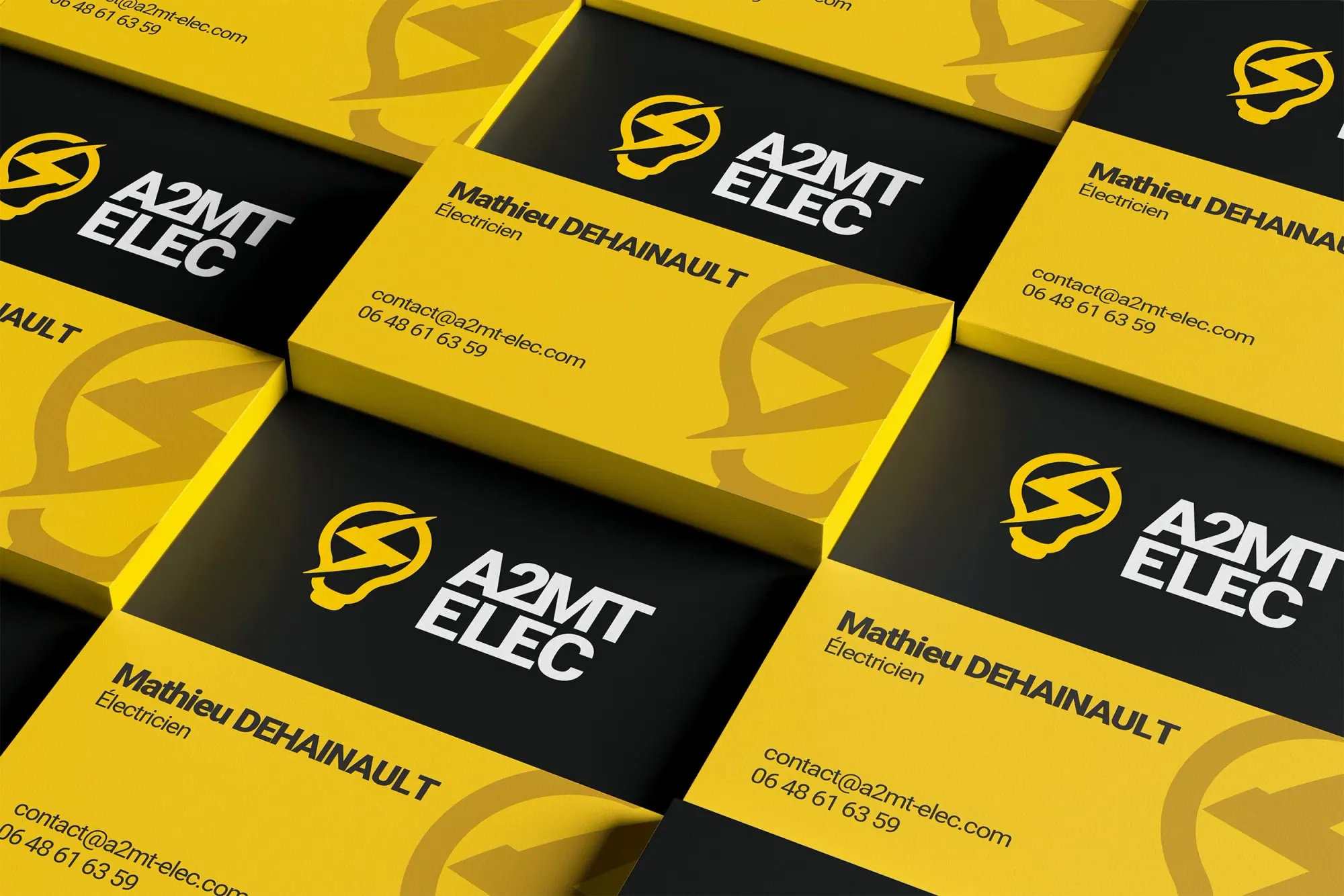 Cartes de visite jaunes et noires pour un électricien nommé Mathieu Dehaault, affichant un logo d'éclair enroulé dans un cercle, avec son nom, sa profession, son email et son numéro de téléphone.