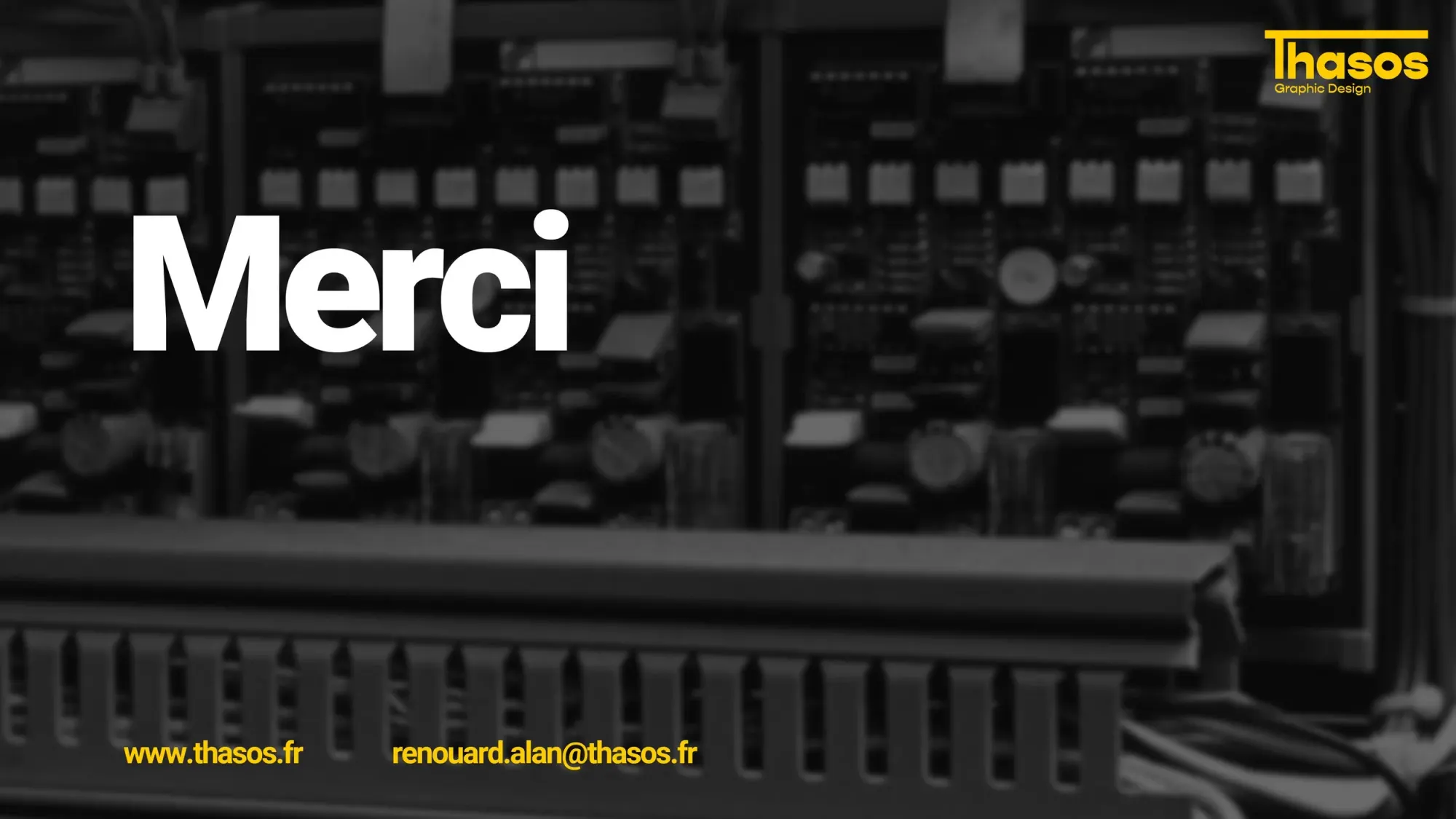 Un panneau avec le mot 'Merci' écrit en blanc, affiché devant un tableau électrique ou un équipement de câblage électrique. Logo en haut à droite 'Thasos Graphic Design' et coordonnées en bas 'www.thasos.fr' et 'renouard.alan@thasos.fr'.