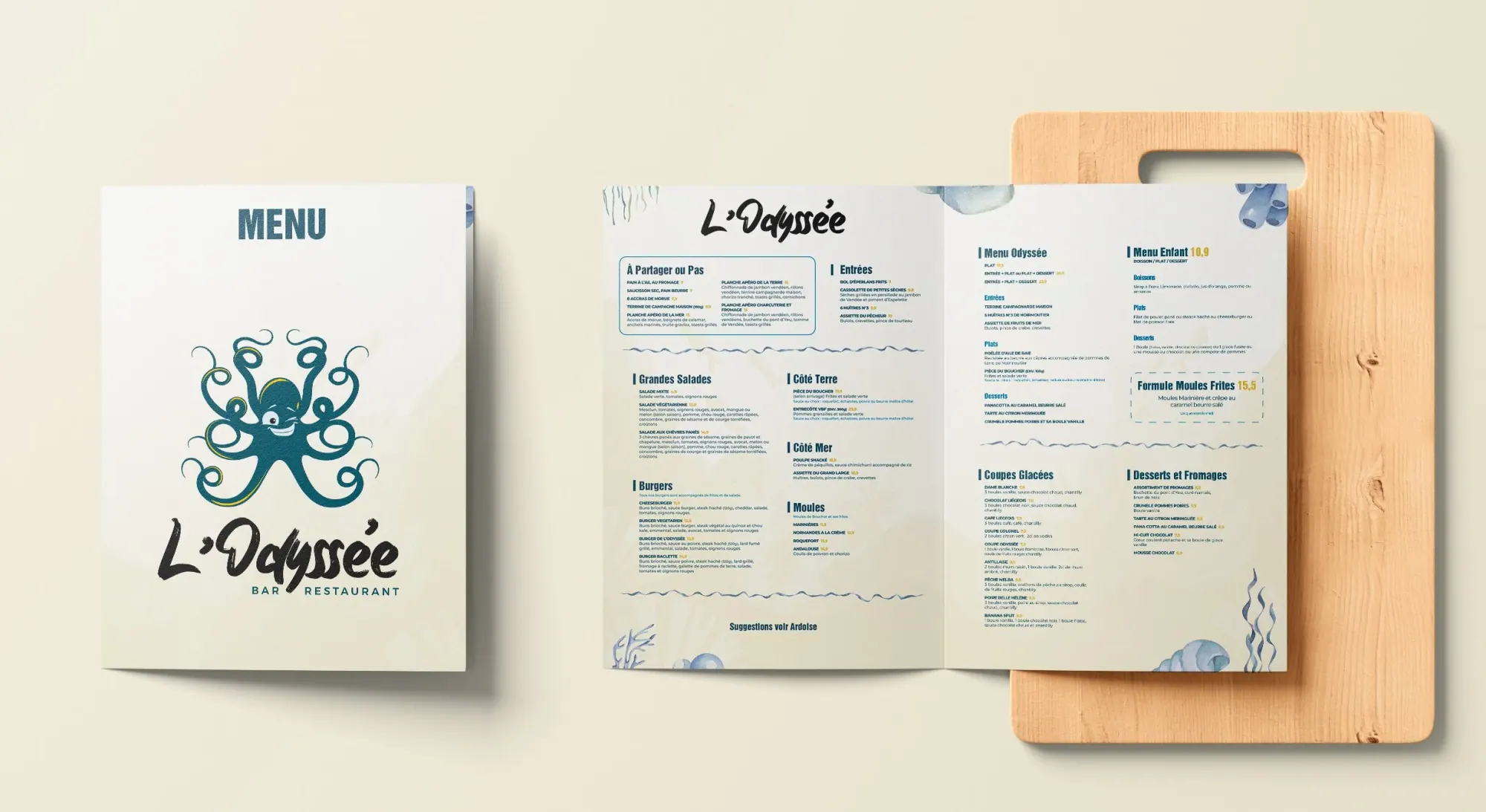 Menu du restaurant L'Odyssée avec une illustration d'une pieuvre stylisée sur la couverture, en couleurs bleues et vertes, affiché sur un mur blanc avec une planche à découper en bois à côté.