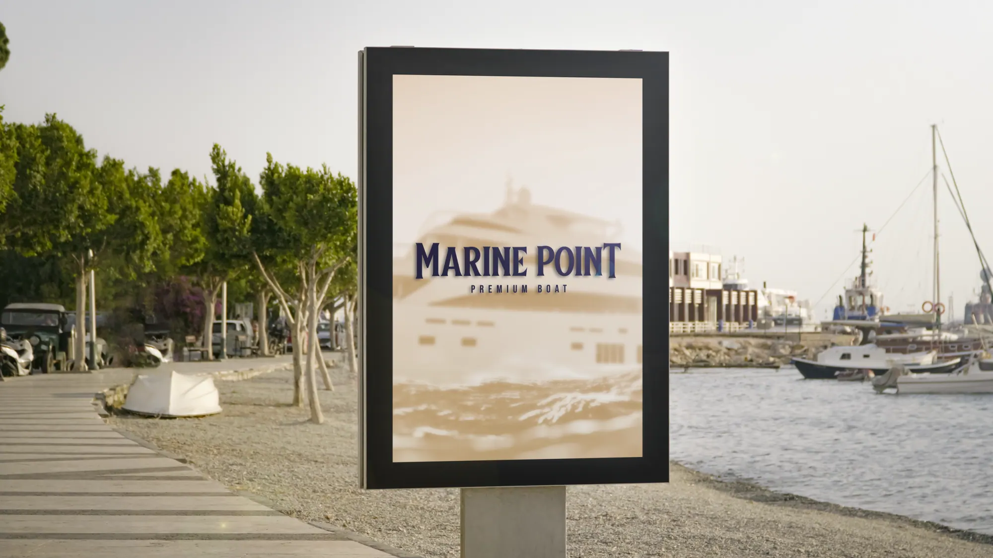Une affiche sur un quai de marina avec des bateaux. La publicité indique "Marine Point, Premium Boat".