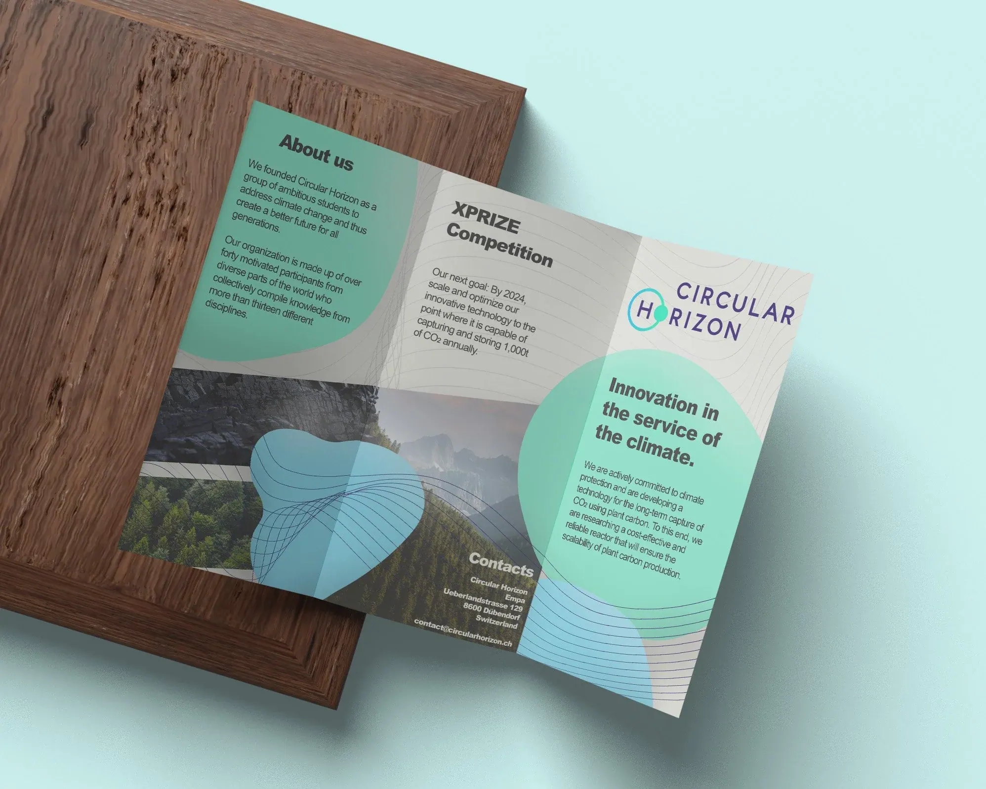 Un dépliant d'organisation environnementale Circular Horizon avec un texte explainant leur mission de lutte contre le changement climatique, comprenant des sections sur leur compétition, leur engagement et leurs contacts, présenté sur un fond turquoise et blanc avec un logo circulaire violet et vert.