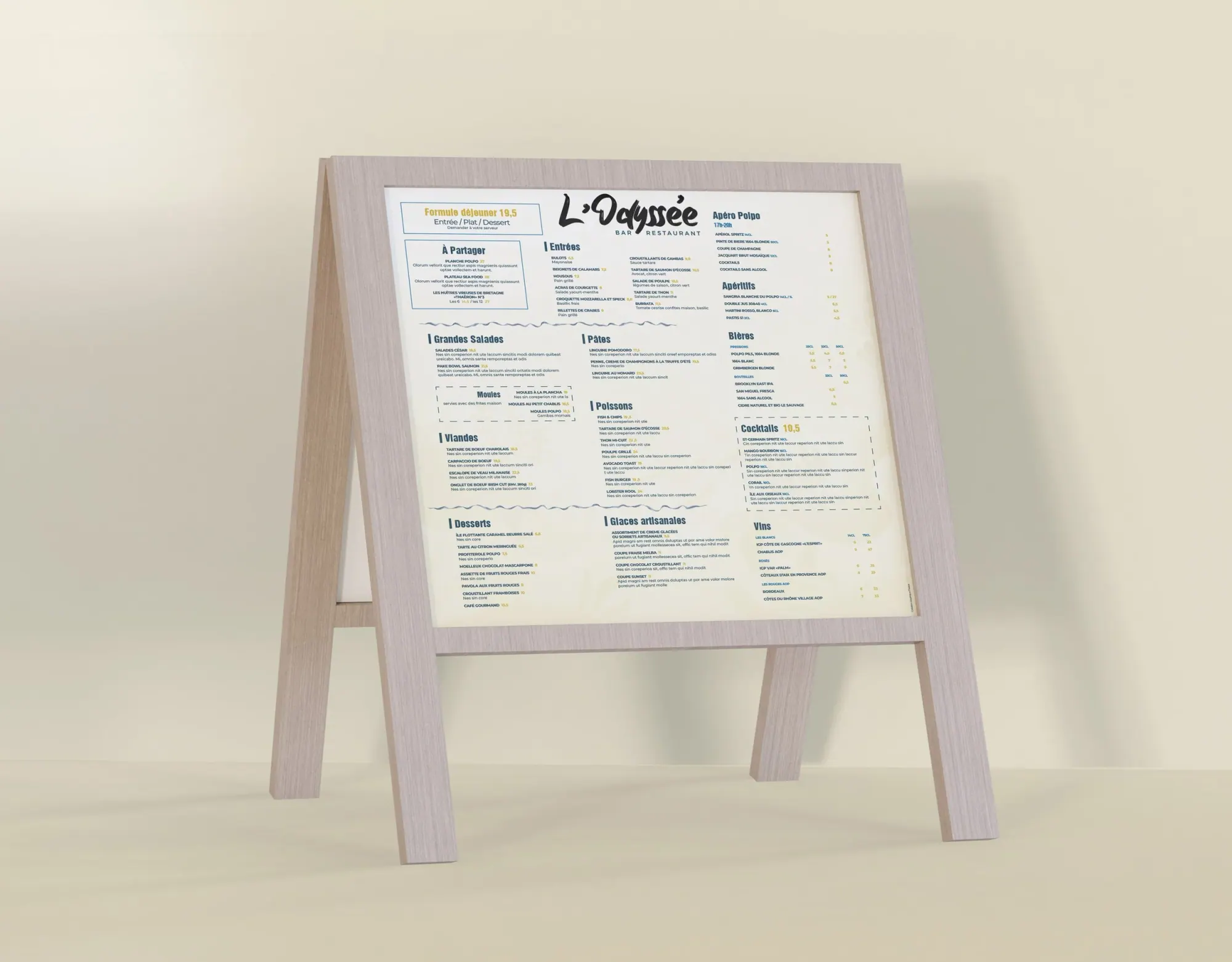 Un menu de restaurant affiché sur un panneau en bois avec fond blanc, avec le nom 'L'Odyssée' en haut, présenté sur un support en bois dans un environnement intérieur.