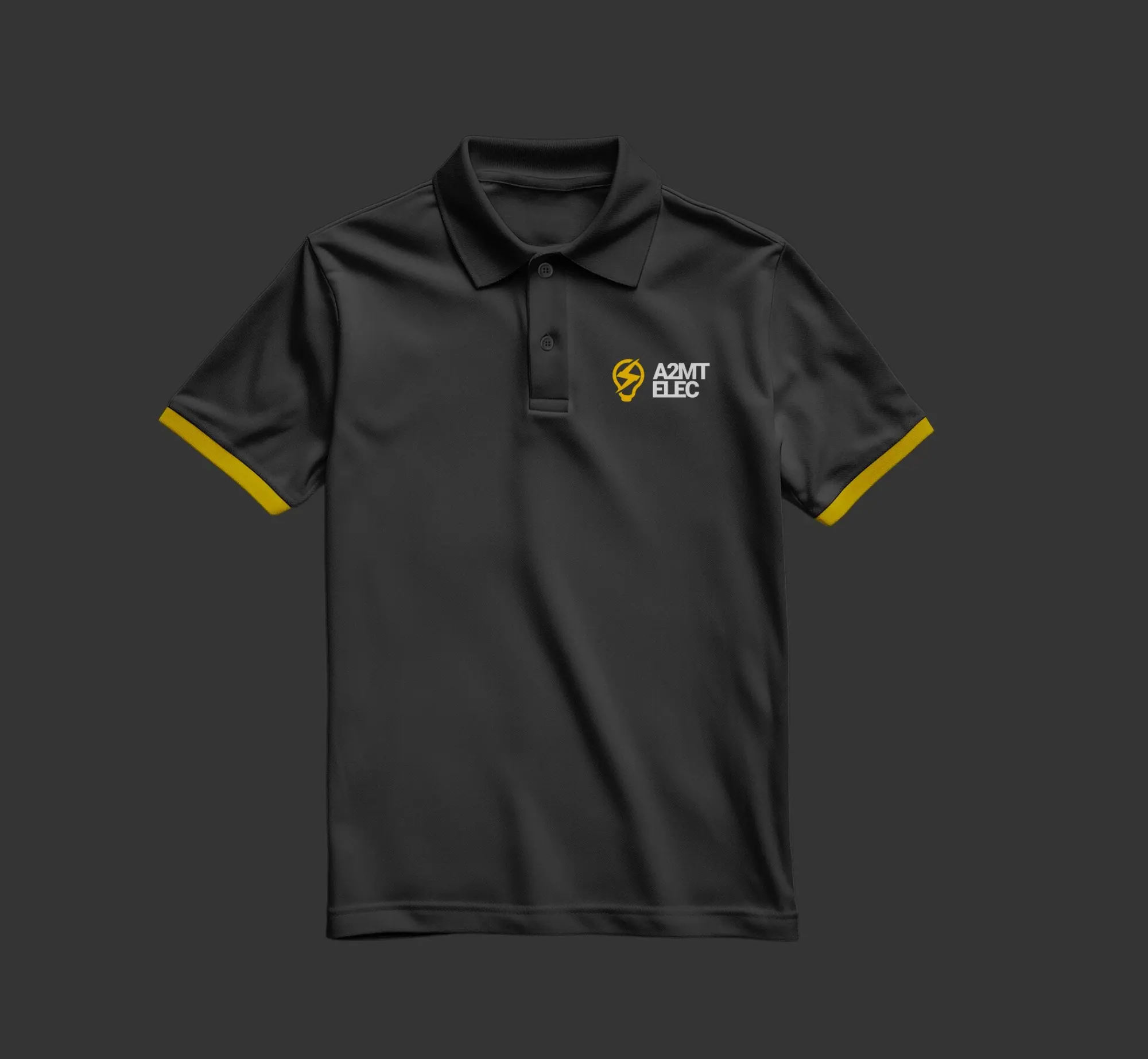 Polo noir avec accents jaunes et logo électrique sur la poitrine