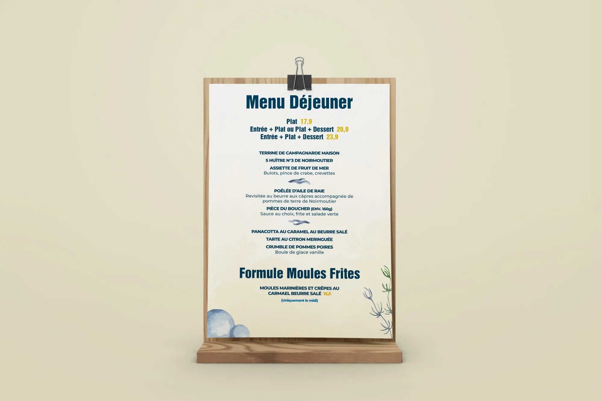 Menu déjeuner avec plats de fruits de mer et moules frites sur un panneau en bois avec décoration florale
