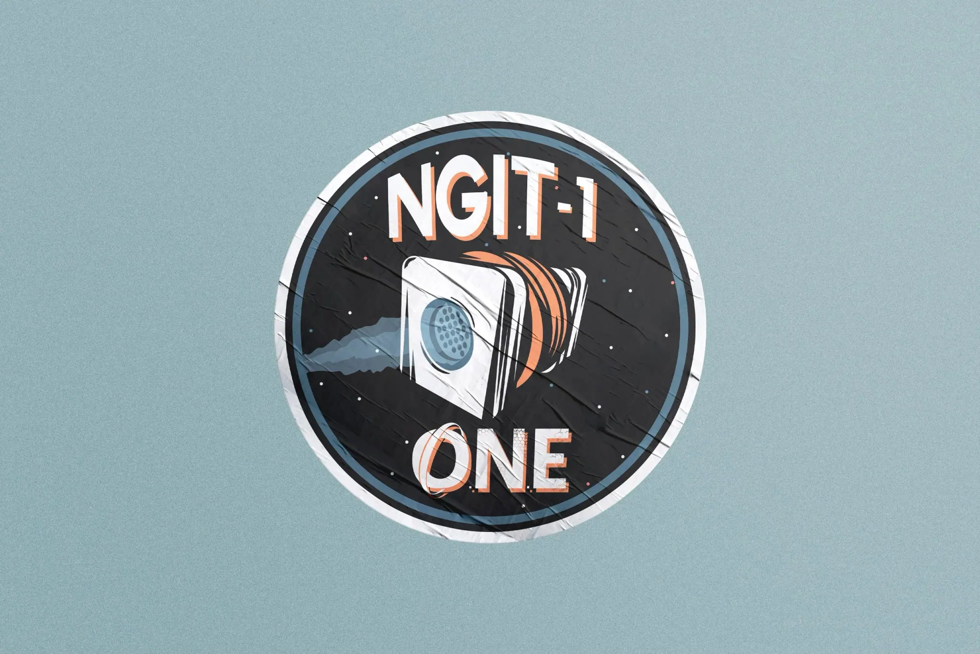 Badge circulaire avec le texte 'NGIT-1 ONE' et une illustration d'un gazogène projetant du gaz.