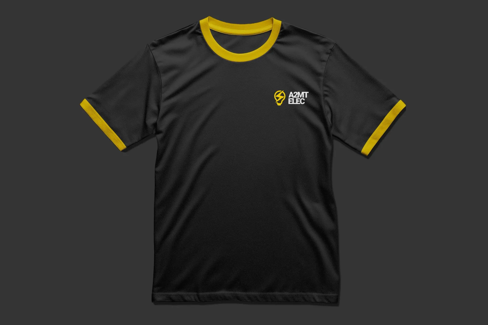 Maillot noir avec col et manches jaune, logo avec symbole de la foudre et texte en blanc, placement à gauche de la poitrine.